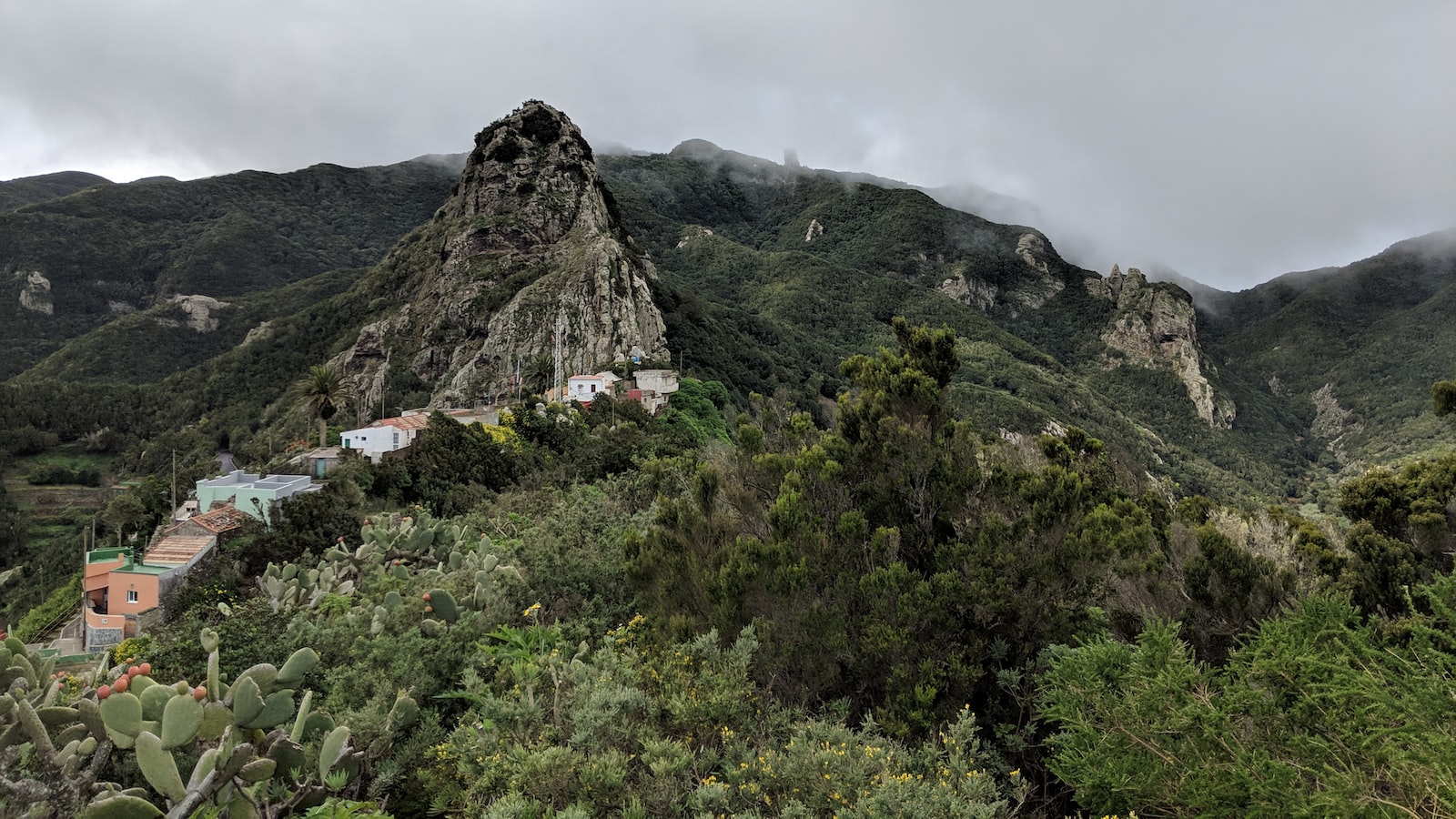 2. ‌Unveiling Tenerife's Tranquil​ Retreat: A Haven for Sound Healing⁣ Yoga Enthusiasts